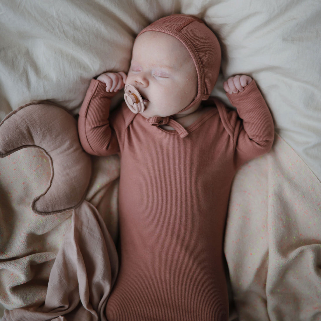 Mushie Ribbed Knotted Baby Gown - Cedar
