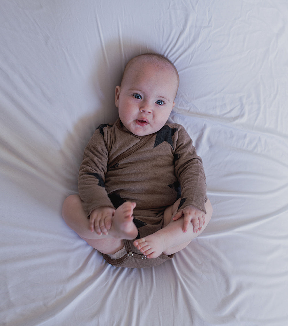 NUNUNU Earth Brown Soft Faded Star Envelope Bodysuit