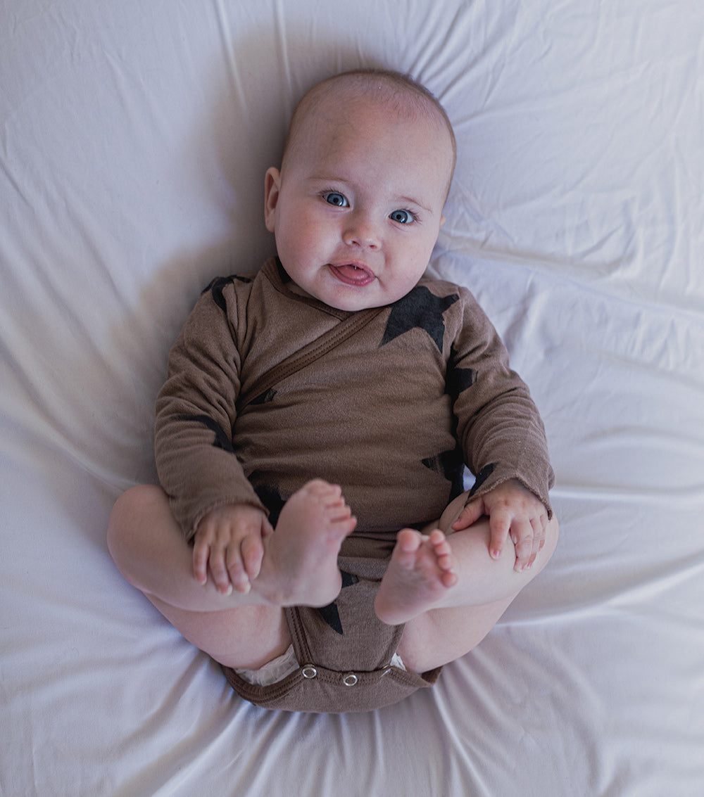 NUNUNU Earth Brown Soft Faded Star Envelope Bodysuit